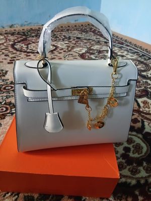 Hermes sumka sotiladi