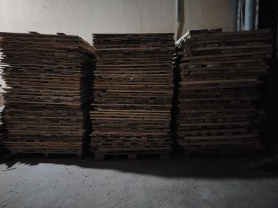 Паддон тахта лари чорни паталокга булади. 3500 сум донаси
