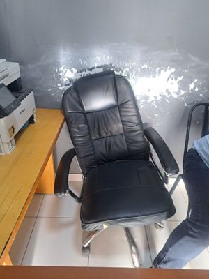 Kreslo ofis sotiladi