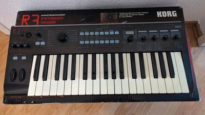 KORG R3 синтезатор / вокодер/ миди клавиатура