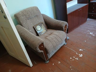 Диван кресло сотилади.