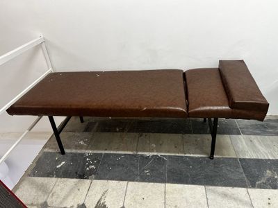 Kushetka ,manikyurni stol,sotiladi srochna