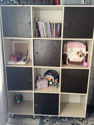 Shkaf sotiladi o’yinchoq uy buyumlari kitoblar uchun