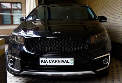 Kia Carnival 2015. Черный. есть навороты