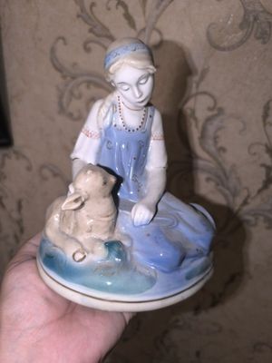 Фарфоровая статуэтка.