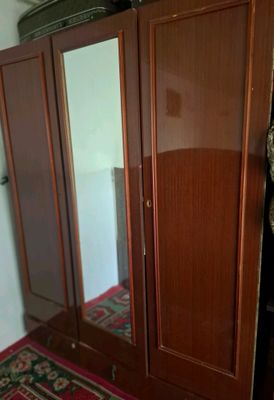 divan oyna shfaner shkaflar bor