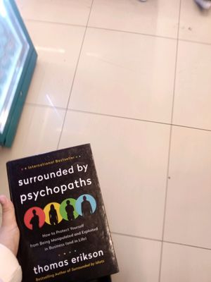 Kitob "Surrounded by psychopaths"