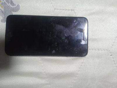 Iphone 8 plus + 64gb holati ideal srochno