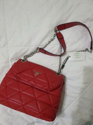 красная сумкa Prada