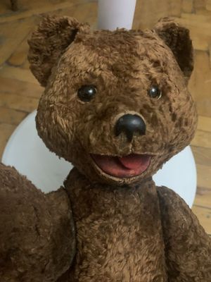 Игрушечный антикварный медведь.