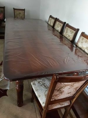 Срочно продается стол со стульями