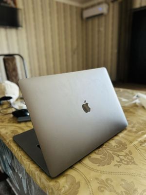 Macbook pro 2018 15- inch Core i7