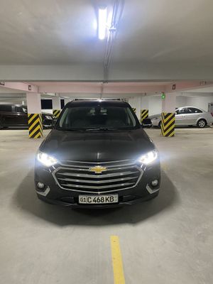 Черный Traverse 2020