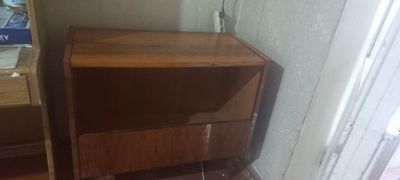 Стол и тумбочка сотилади