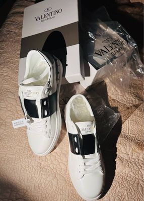 В наличие VALENTINO 39 размер