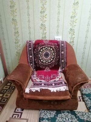 2 ta kreslo va 1 ta devan holati yaxshi