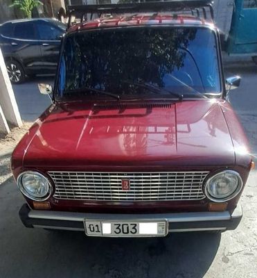 1978 йилда ишлаб чиқилган Ваз 2102 автомашинаси