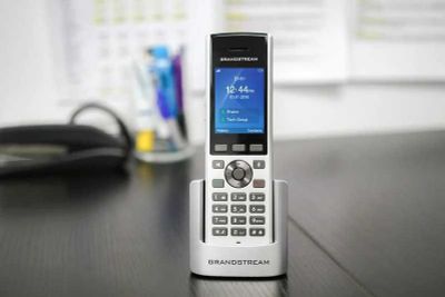 Grandstream DP730 — Беспроводная IP DECT-трубка с зарядной станцией