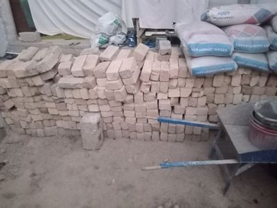 Янги ишлатилмаган шлакаблок ва пишик гишт сотилади.