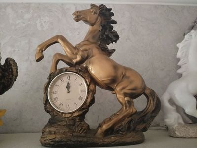 продается сувенир, часы с конем , высота 40 см