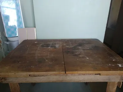 Стол деревянный.