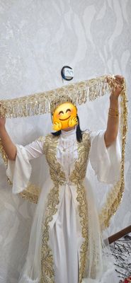 Ansambil sotiladi. Sirg'asi, diademasi birga