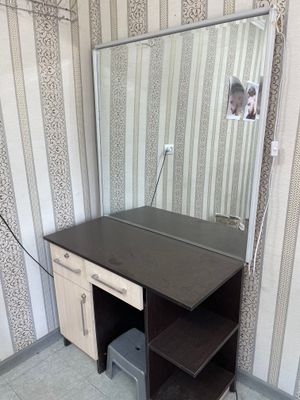 Sartarosh xona uchun stol va kreslolar