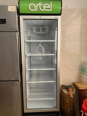 Срочно продам витрине холодильник артел как новый гарантия 3года есть
