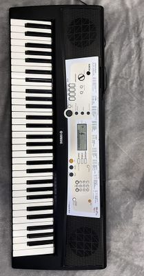 Продаю синтезатор Yamaha PSR R200