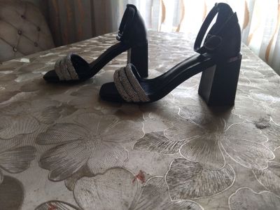 Yosh qizlar uchun.Yangi kiyilmagan [Razmeri 35]