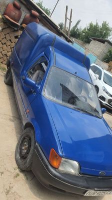 Ford mashinasi moshina salarkada yuradi
