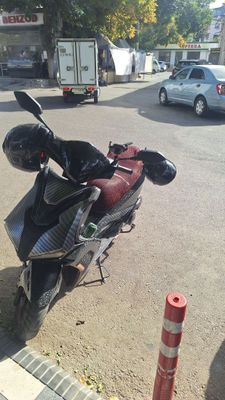 Italiya R2 skuter