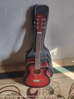 Gitara rang qizil qora