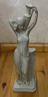 Скульптура "Женщина с амфорой" (Эллада)