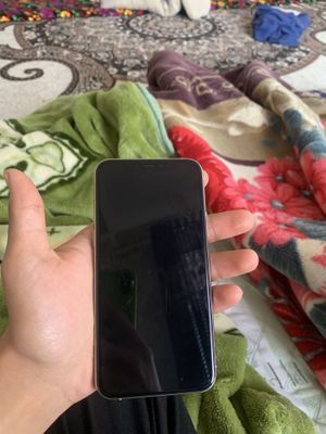 Iphone 11pro orqasi singan faqat lekin hamma joyi radnoy