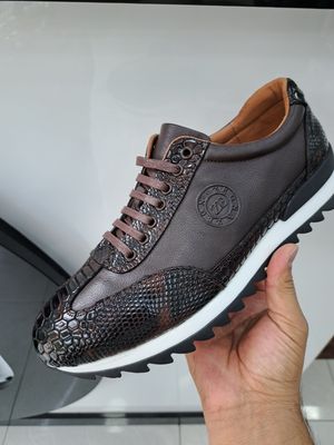 Krossovka razmerlari 41 .42. 43. 44gacha bor narxi 95$