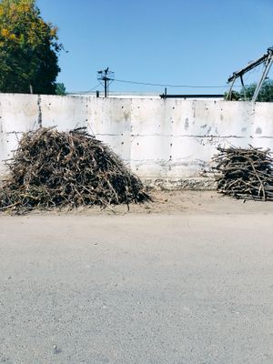 o'tinlar va taxtalar bor