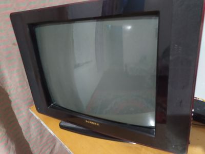 Televizor sotiladi