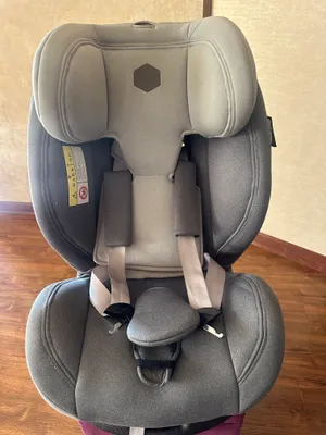 bolalar uchun avtomobil o'rindig'i.