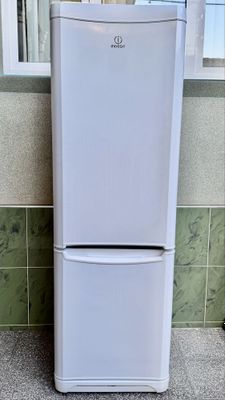 Холодильник “INDESIT”