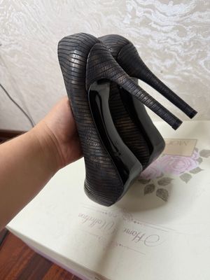 Кожаные туфли на высоком каблуке