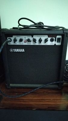 комбоусилитель YAMAHA GA-15