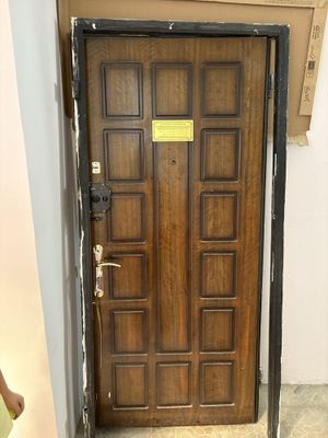 Продам дверь б/у все замки рабочие с каркасом