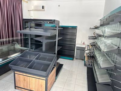 Har xil turdagi stelajlar, kassa stol, vitrina xolodilniklar bor