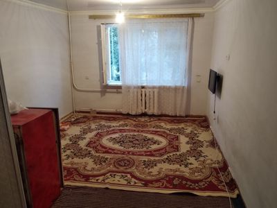 В центре Чиланзар 3кв-л 1ком. в быв.общ. рядом с торговым центром