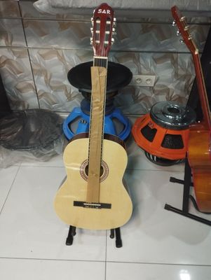 Klassik gitara sotiladi