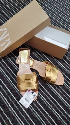 Тапочки от бренда Zara