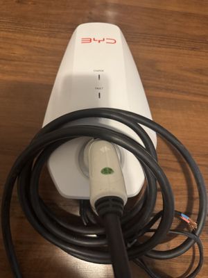Продам зарядные устройства Byd