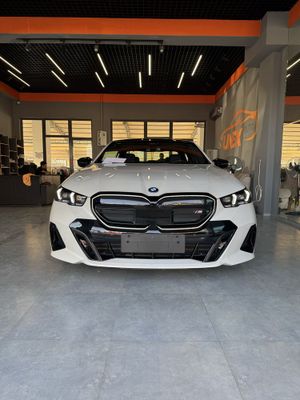 Bmw I5 M60 3.8 sec 570km zapas xod YEEENGI
