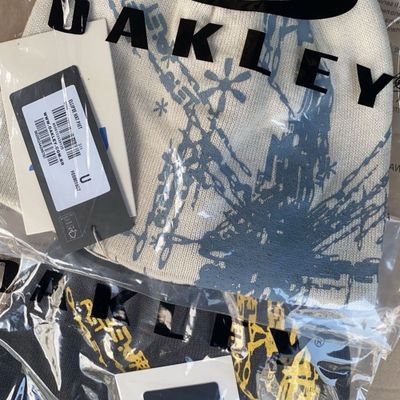 Шапки разных цветов OAKLEY
